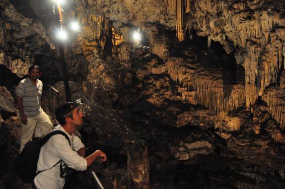 Junto com o Jairo, observando as belezas da Caverna de Lanquin, na região de Semuc Champey, na Guatemala